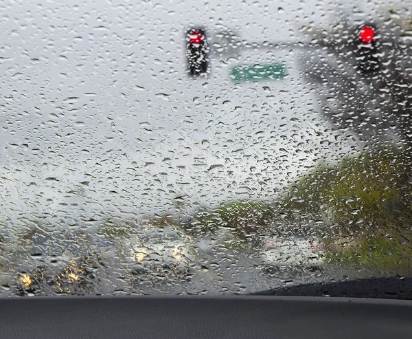 Jazda w deszczowy dzień — Zdjęcie stockowe