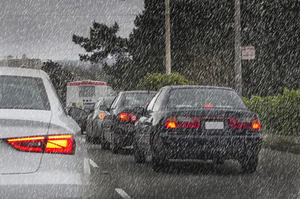 Verkeer in regenachtige dag — Stockfoto