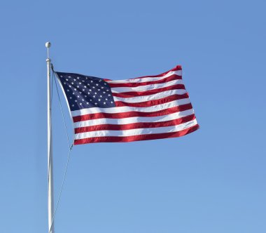 Rüzgarda dalgalanan Amerikan bayrağı 