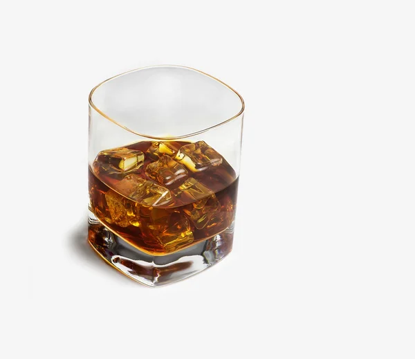 Close-up van een glas whisky met ijsblokjes — Stockfoto