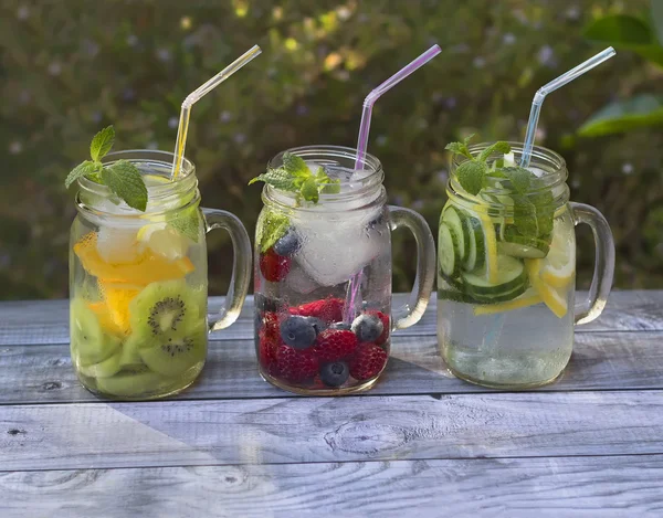 Kavanoz meyve ile su yaz bahçesinde infüzyon