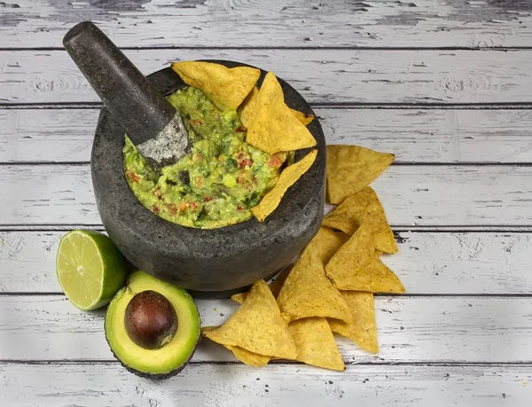 Guacamole granit molcajete harç eski ahşap zemin üzerine yapılan