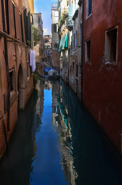 Vue Sur Rue Avec Canal Bâtiments Anciens Reflets Dans Eau — Photo