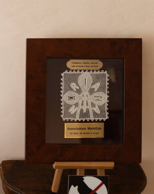 Burano, İtalya - 17 Ekim 2019: Müze sergisi ünlü el yapımı Burano danteli