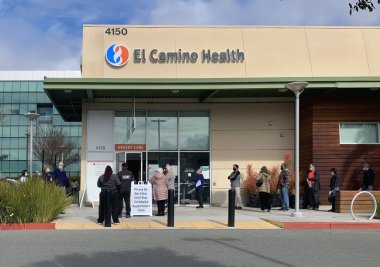 San Jose, CA / USA - 19 Şubat 2021: El Camino Sağlık 'taki aşı kliniğinin önünde kuyrukta bekleyenler. Kapak 19 Aşısı.