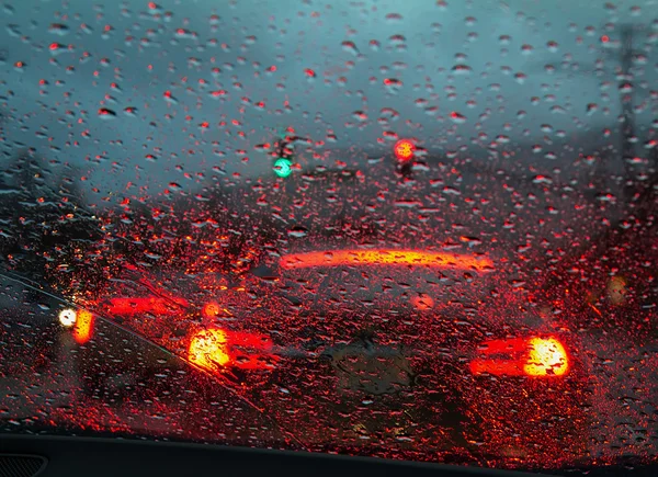 在大雨中开车 — 图库照片