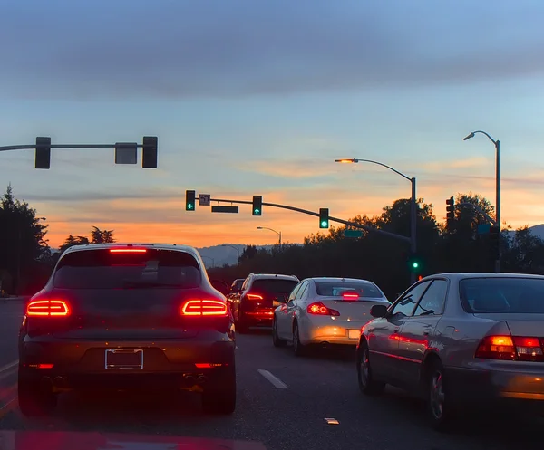 Route avec voitures dans la circulation du soir — Photo