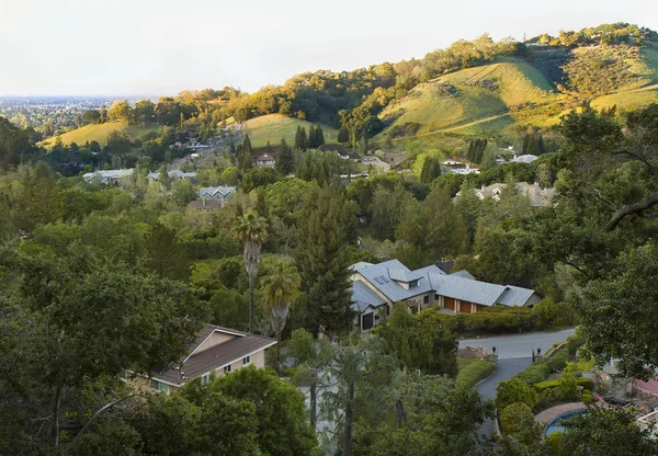 Kalifornien frühlingshaft grüne Hügel vor Sonnenuntergang — Stockfoto