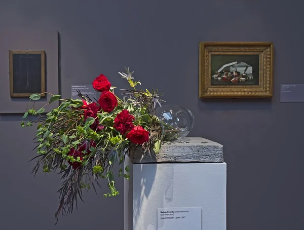 Floral arrangement and painting at Bouquets to Art 2015 exhibiti — Stock Photo, Image