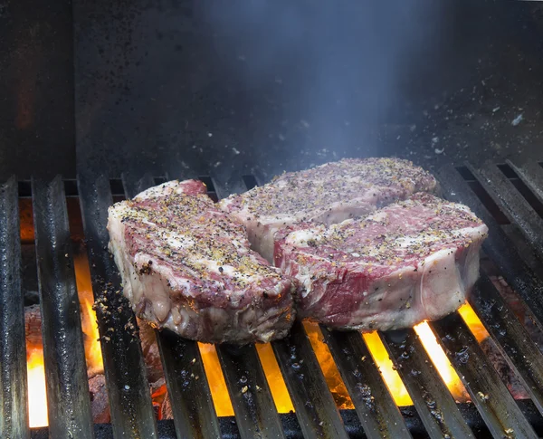 Steaks on grill — Stock Photo, Image