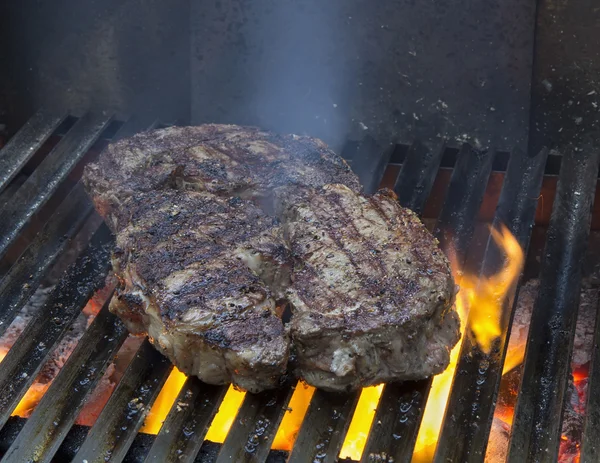 Steaks op grill — Stockfoto