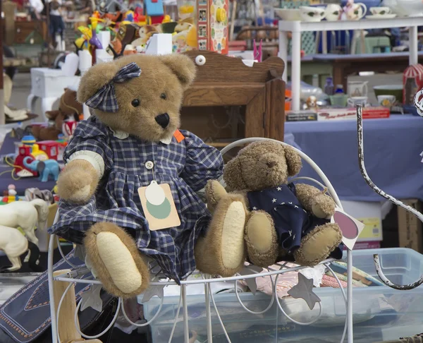 Osos de peluche viejos en el mercado de pulgas —  Fotos de Stock