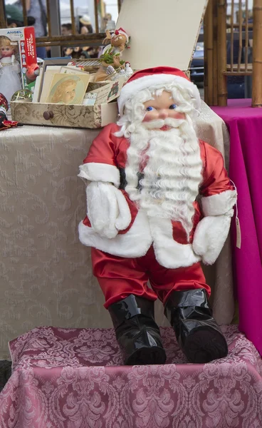 Mercado de pulgas antes de Navidad. Muñeca de Papá Noel . —  Fotos de Stock