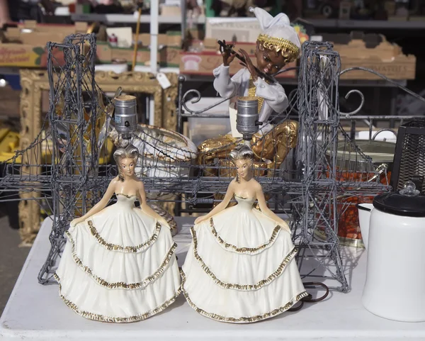 Two vintage ladies statuettes at flea market — Stock Photo, Image