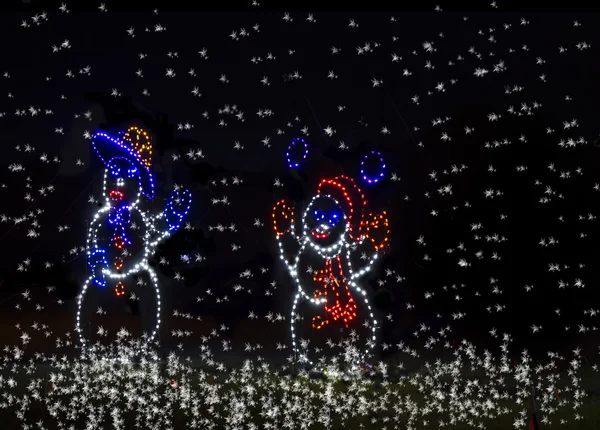 Navidad luces dos muñecos de nieve . — Foto de Stock