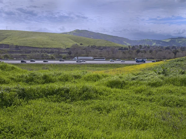 春天绿草与高速公路在远的背景 — 图库照片