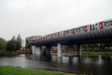 Hollanda / Spijkenisse - 2 Kasım 2020 - RET metro aracı bir tampondan geçtikten sonra bir sanat çalışmasına takıldı. Olay sırasında kimse yaralanmadı. 
