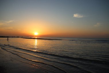 Hollanda, Lahey 'e yakın Kuzey Denizi' ndeki Scheveningen plajında gün batımı