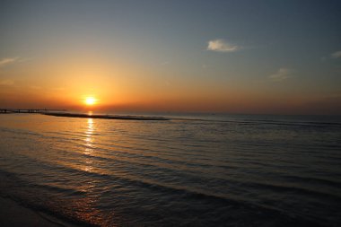 Hollanda, Lahey 'e yakın Kuzey Denizi' ndeki Scheveningen plajında gün batımı
