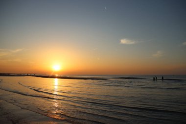 Hollanda, Lahey 'e yakın Kuzey Denizi' ndeki Scheveningen plajında gün batımı