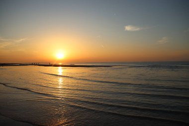 Hollanda, Lahey 'e yakın Kuzey Denizi' ndeki Scheveningen plajında gün batımı