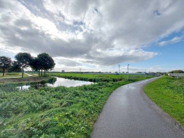 Nieuwerkerk ve Capelle aan den IJssel arasında Groene Zoom bölgesinde yeşil çayırlar ve tarlalar