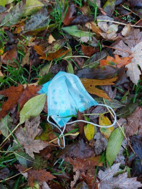 Hollanda 'daki korona krizi sırasında Zuidplas sokaklarına atılan yüz maskesi