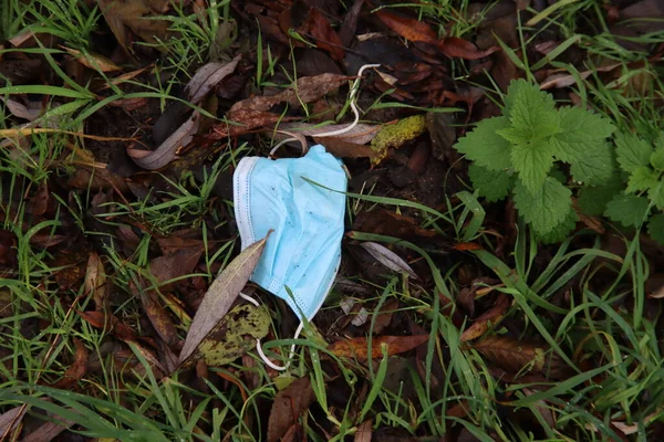 Hollanda 'daki korona krizi sırasında Zuidplas sokaklarına atılan yüz maskesi