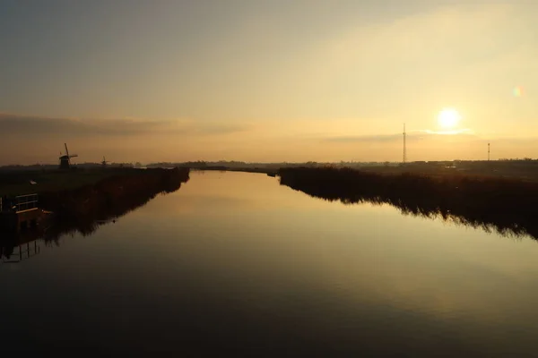 Puesta Sol Sobre Río Rotte Zevenhuizen Con Molinos Viento Molenviergang —  Fotos de Stock