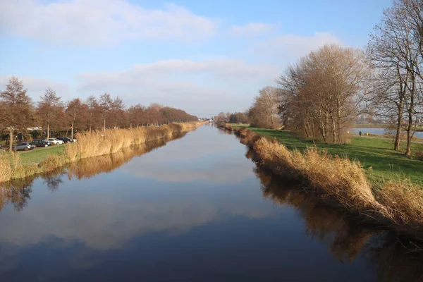 通过Zuidplaspolder环形运河连接Rotte和Hollandsche Ijssel河的称为Hennipsloot的水 — 图库照片