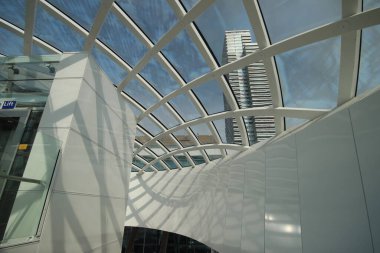 Hollanda 'daki Rotterdam' dan gelen RET 'nin Randstadrail' i için Lahey Merkez İstasyonu 'ndaki yeni metro istasyonu