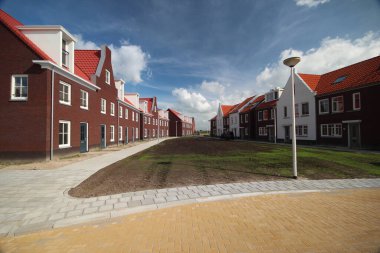 Hollanda 'nın Zuidplaspolder bölgesindeki Zevenhuizen köyünde Koningskwartier adında yeni bir konut.