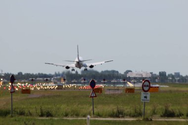 Easyjet Airbus uçağı Hollanda 'daki Amsterdam Schiphol Havaalanı' nın iniş pistine iniyor.