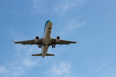 KLM Embrear uçağı Amsterdam Schiphol Havaalanı 'nın iniş pistine iniyor.