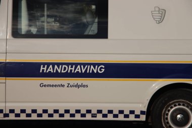Zuidplas belediyesinin yürütme bölümünün otobüsü. Bu bölüm, belediye binasındaki seks videolarıyla haberlerdeydi.