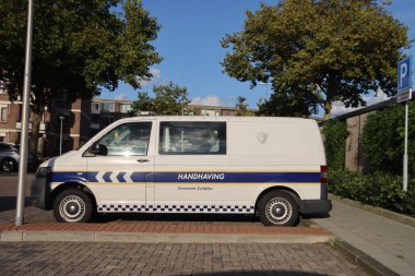 Zuidplas belediyesinin yürütme bölümünün otobüsü. Bu bölüm, belediye binasındaki seks videolarıyla haberlerdeydi.