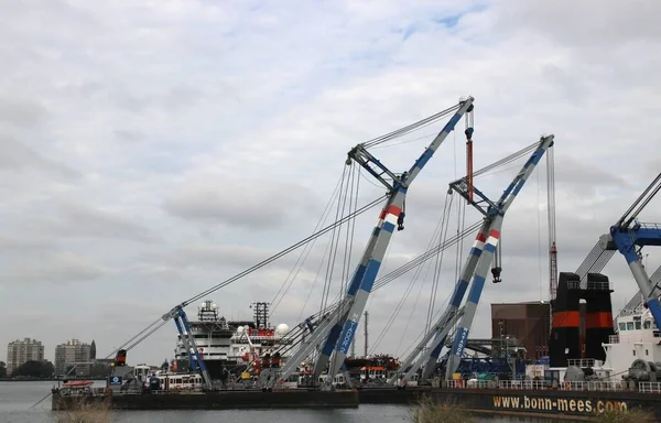 荷兰鹿特丹港一艘波恩 梅埃斯号船上的斗牛士起重机 — 图库照片
