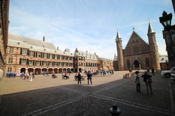 Binnenhof, Ridderzaal ve hükümet ile hükümet merkezi Hollanda 'nın ikinci odası ve senatosu.