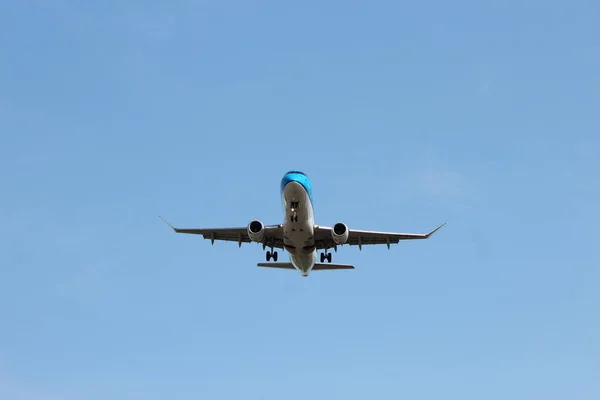 Flugzeuge Von Klm Embrear Landen Auf Der Landebahn Des Flughafens — Stockfoto