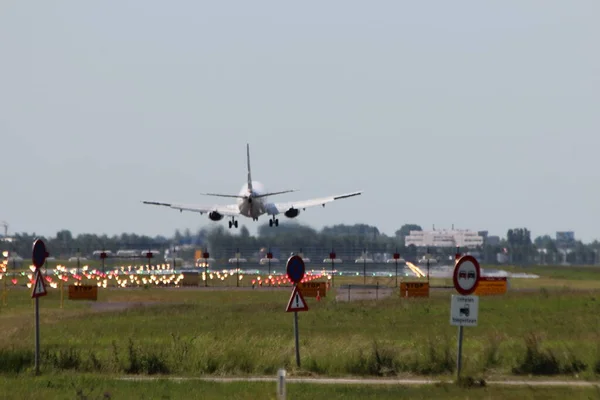Letadla Easyjet Airbus Přistávající Přistávací Dráze Letiště Amsterdam Schiphol Nizozemsku — Stock fotografie