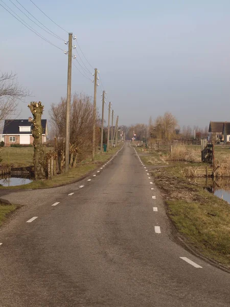 Spoorweglaan Moordrecht Lage Zuidplaspolder Met Houten Bokpalen Voor Stroomkabels Bovengronds — Zdjęcie stockowe