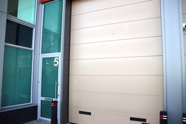 Rotterdam Nesselande 'de otomatik bir AK47 tüfekle saldırıdan sonra pencerelerde, kapılarda ve duvarlarda kurşun delikleri açıldı.