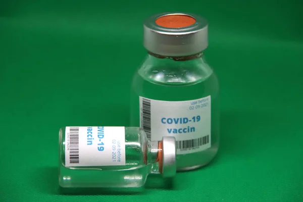 Ампули Вакцин Covid Захисту Від Коронавірусу Шприцом Маленьким Маленьким — стокове фото