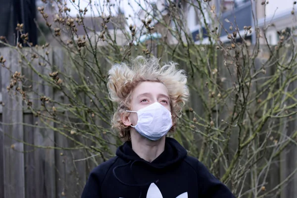 Подросток Который Трудный Хочет Носить Маску Рта Нидерландах Играть Улице — стоковое фото