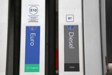 Hollanda 'daki Esso Express benzin istasyonunda farklı hortumlar.