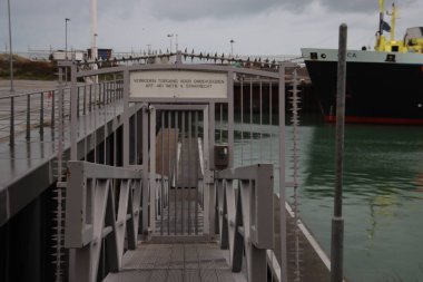 Arca ve Zirfaea gemileri, hem Kuzey Denizi 'ndeki Rijkswaterstaat araştırma gemileri hem de Hollanda Sahil Güvenlik' in bir bölümü olan Scheveningen üçüncü limanının rıhtımında yer alıyor.