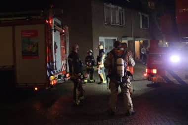 Nieuwerkerk itfaiye teşkilatı IJssel 'in ininde akşamları çıkan yangınla mücadele etmekle meşgul.