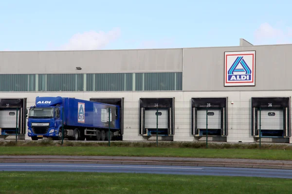 Hollanda, Bleiswijk 'teki Aldi perakende mağazalarının dağıtım merkezi ve deposu.