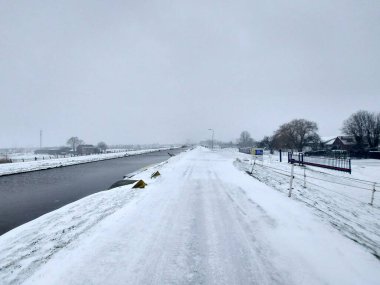 Hollanda 'daki Nieuwerkerk aan den IJssel' de 2021 kışında sokaklarda kar ve donmuş su