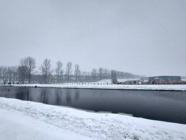 Hollanda 'daki Nieuwerkerk aan den IJssel' de 2021 kışında sokaklarda kar ve donmuş su